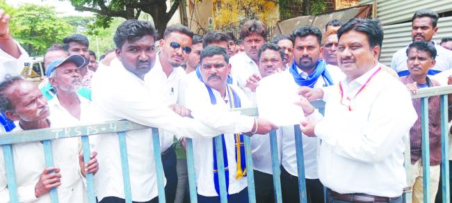 ಹಿರೇಕೊಡಿ ಗ್ರಾಮದ ಟಿಆಯ್ ಇಂಡಸ್ಟ್ರೀಜ್ ಬಂದ್ ಮಾಡದಿರಲು ಆಗ್ರಹಿಸಿ ಮನವಿ  