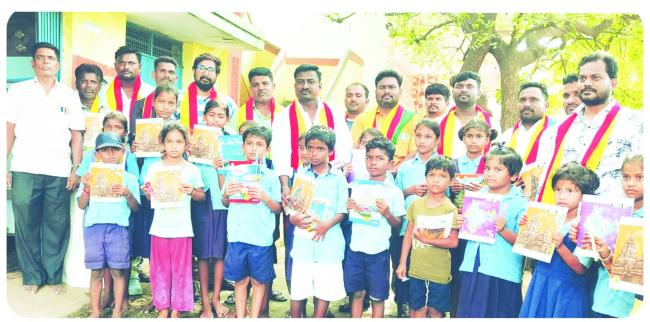 ಶಾಲಾ ಮಕ್ಕಳಿಗೆ ಉಚಿತ ನೋಟ್ ಪುಸ್ತಕ, ಪೆನ್ನು, ಪೆನ್ಸಿಲ್ ವಿತರಣೆ 