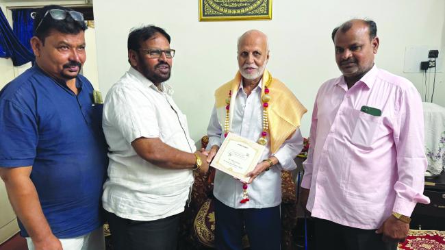 ನಿವೃತ್ತಿ ಶಿಕ್ಷಕ ರಹೇಮತ್ ಉಲ್ಲಾ ಶರೀಫ್‌ಗೆ  ತಾಹಿರ ಆಲಿ ಕುಟುಂಬದ ದಿಂದ  ಮದುವೆ ಆಮಂತ್ರಣ ಸಲ್ಲಿಕೆ