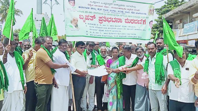 ರೈತರ ವಿವಿಧ ಬೇಡಿಕೆ ಈಡೇರಿಸುವಂತೆ ಪ್ರತಿಭಟನೆಯ ಮೂಲಕ ತಹಶೀಲ್ದಾರ್‌ಗೆ ಮನವಿ 