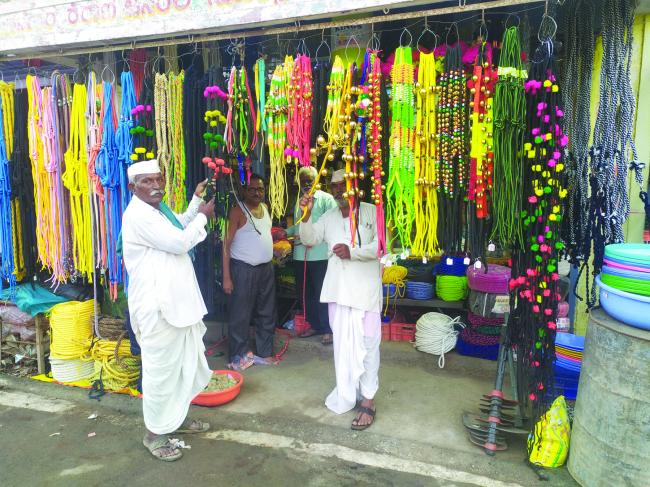 ಕಾರಹುಣ್ಣಿಮೆ: ಎತ್ತುಗಳ ಅಲಂಕಾರ ಸಾಮಗ್ರಿಗಳ ಖರೀದಿಸುವಲ್ಲಿ ನಿರತ ರೈತರು 