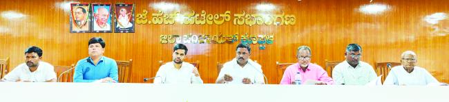 ಪಂಚ ಗ್ಯಾರಂಟಿ ಯೋಜನೆಗಳ ಪ್ರಗತಿ ಪರೀಶೀಲನಾ ಸಭೆ ಸಮಸ್ಯೆಗಳಿಗೆ ತಕ್ಷಣವೇ ಸ್ಪಂದಿಸಿ ಜನರಿಗೆ ಅನುಕೂಲ ಮಾಡಿಕೊಡಬೇಕು - ರೆಡ್ಡಿ ಶ್ರೀನಿವಾಸ 