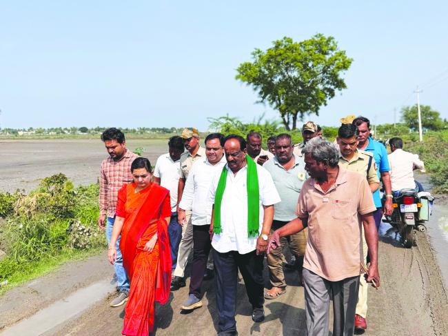 ನವಲಗುಂದ ಮಳೆ ಹಾನಿ ಪ್ರದೇಶಕ್ಕೆ ಶಾಸಕ ಕೋನರಡ್ಡಿ, ಜಿಲ್ಲಾಧಿಕಾರಿ ಭೇಟಿ