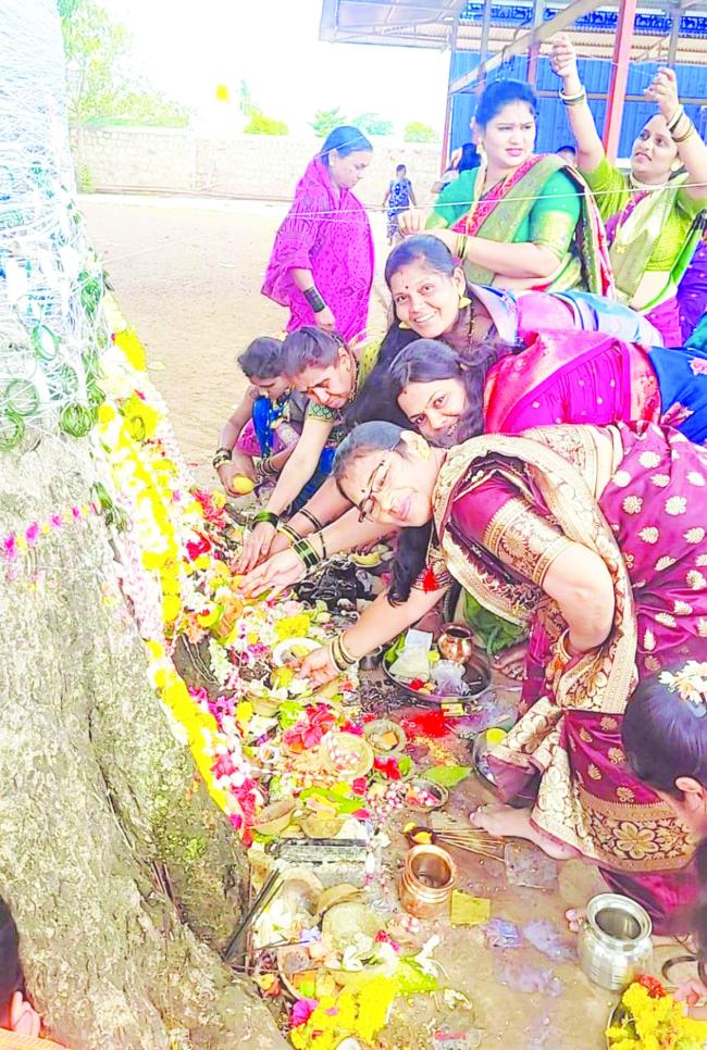 ಸುಮಂಗಲರಿಂದಾ ವಟ ಸಾವಿತ್ರಿ ವ್ರತ ಆಚರಣೆ  