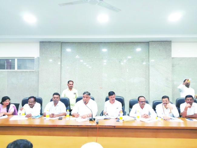 ಹಕ್ಕು ಪತ್ರಗಳ ಎರಡು ದಿನಗಳಲ್ಲಿ ವರದಿ ನೀಡದಿದ್ದರೆ ಸೂಕ್ತ ಕ್ರಮ : ಶಾಸಕಯಾಸೀರ ಖಾನ್ ಪಠಾಣ 