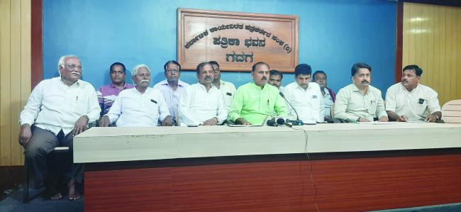 ಪ್ರತಿಭಾನ್ವಿತ ವಿದ್ಯಾರ್ಥಿಗಳಿಗೆ ಮತ್ತು ಸೇವಾ ನಿವೃತ್ತ ನೌಕರರಿಗೆ ಸನ್ಮಾನ ಹಾಗೂ ಉಚಿತ ಆರೋಗ್ಯ ಶಿಬಿರ 