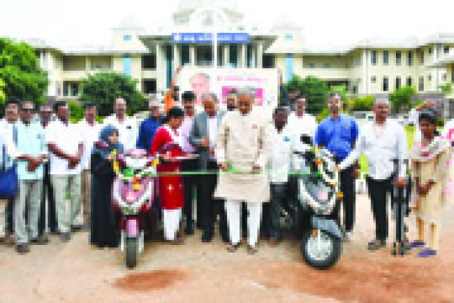 ಸಭಾಪತಿ ಹೊರಟ್ಟಿ ಅವರಿಂದ ತ್ರಿಚಕ್ರ ವಾಹನ ವಿತರಣೆ 