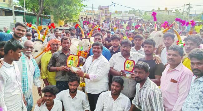ಎತ್ತುಗಳ ಕರಿಯಲ್ಲಿ ವಿಜೇತರಿಗೆ ಬಹುಮಾನ ಮತ್ತು ಶಿಲ್ಡ್‌ ವಿತರಣೆ 