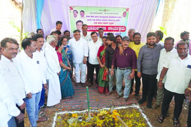 ಗ್ರಾಮದಲ್ಲಿ 21 ಲಕ್ಷ ವೆಚ್ಚದಲ್ಲಿ ನಾಡಕಚೇರಿಯ ನೂತನ ಕಟ್ಟಡ ನಿರ್ಮಾಣಕ್ಕೆ ಭೂಮಿಪೂಜೆ 