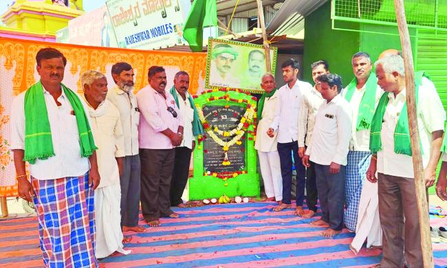 ರೈತ ಹುತಾತ್ಮ ಸ್ಥಂಭಕ್ಕೆ ಸಂಘಟನೆಗಳ ವತಿಯಿಂದ ಮಾಲಾರ್ಪಣೆ 