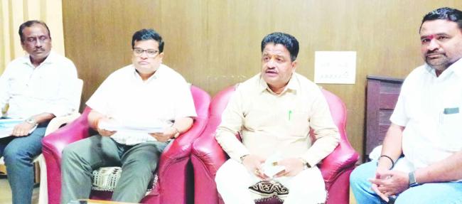 ರೈತರ ಜಮೀನುಗಳಿಗೆ ಕಾಲುವೆಗಳು ನಿರ್ಮಾಣ ಮಾಡಬೇಕು ಎಂದು ಸರಕಾರಕ್ಕೆ ಮನವಿ 