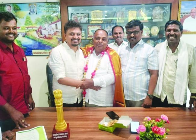 ನೂತನ ಜಿಲ್ಲಾದ್ಯಕ್ಷ ಬಳ್ಳಾರಿಗೆ ಸನ್ಮಾನ 