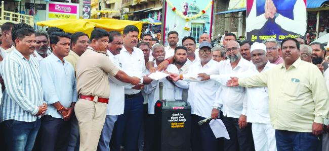 ಪಟ್ಟಣ ಪಂಚಾಯತ ಸಿಬ್ಬಂದಿ ಸಾರ್ವಜನಿಕರಿಗೆ ಸ್ಪಂದಿಸುತ್ತಿಲ್ಲ ಎಂದು ಆರೋಪಿಸಿ ಮನವಿ 