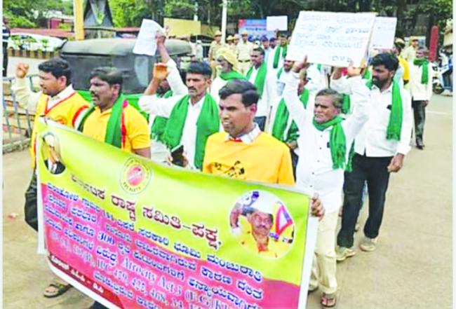 ಮಂಜೂರಾದ ಸರ್ಕಾರಿ ಭೂಮಿಯನ್ನು ಹಿಂದಕ್ಕೆ ಪಡೆಯಲು ಆಗ್ರಹಿಸಿ ಪ್ರತಿಭಟನೆ 