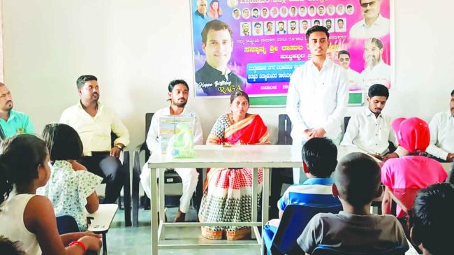 ರಾಹುಲ್ ಗಾಂಧಿ ಜನ್ಮದಿನ: ಮಕ್ಕಳಿಗೆ ನೋಟ್ ಬುಕ್ ವಿತರಣೆ  