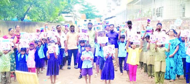 ರಾಹುಲ್ ಗಾಂಧಿ ಹುಟ್ಟುಹಬ್ಬ! ಸರಕಾರಿ ಶಾಲಾ ಬಡ ವಿದ್ಯಾರ್ಥಿಗಳಿಗೆ ನೋಟ್ ಬುಕ್ ವಿತರಣೆ