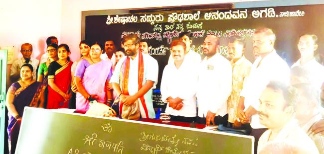 ತಾವು ಕಲಿತ ಶಾಲೆಗೆ ಗ್ರೀನ್ ಬೋರ್ಡ್‌ಗಳ ಕೊಡುಗೆ