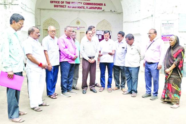 ಕರ್ನಾಟಕ ದಿನಗೂಲಿ ನೌಕರರ ಬೇಡಿಕೆ ಈಡೇರಿಸಲು ಒತ್ತಾಯ  