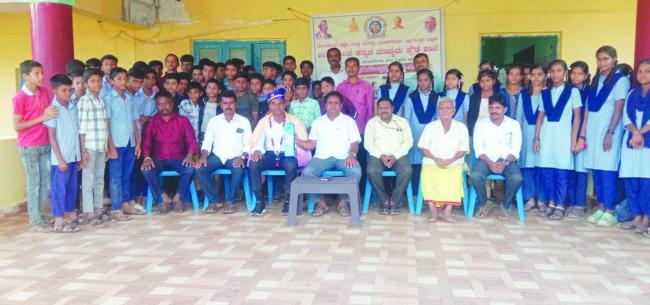 ಕನ್ನಡ ಶಾಲೆಯಲ್ಲಿ ಸೈನಿಕನಿಗೆ ಸನ್ಮಾನ 