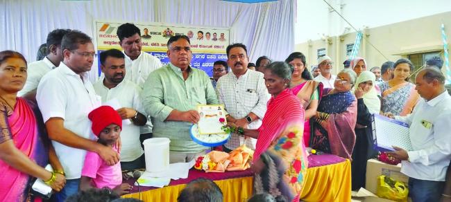 156 ಫಲಾನುಭವಿಗಳಿಗೆ ಹಕ್ಕು ಪತ್ರ ವಿತರಸಿದ ಶಾಸಕ ಪಠಾಣ