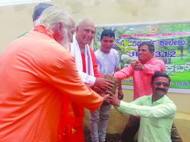 ವನಮಹೋತ್ಸವಕ್ಕೆ ಶ್ರೀಗಳು ಚಾಲನೆ 