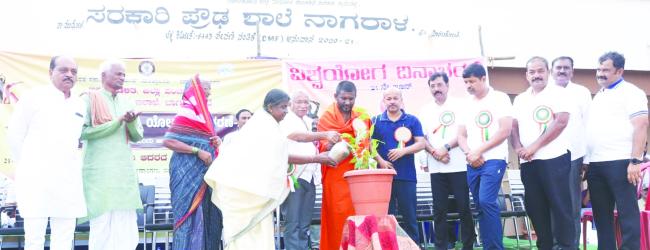 ಬರ್ಬರವಾದ ಬದುಕಿಗೆ ಯೋಗ ಬೆಳಕಾಗಿ ಕಾಣುತ್ತಿದೆ : ಸಚಿವ ತಿಮ್ಮಾಪುರ 