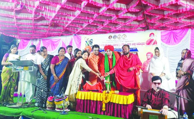 ಚೆನ್ನಮ್ಮ ಸ್ವಾಭಿಮಾನದ ಪ್ರತೀಕ: ಬಸವ ಜಯ ಮೃತ್ಯುಂಜಯ ಶ್ರೀ  