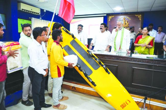 ಪ್ರವಾಸಿ ತಾಣ, ಬೀಚ್ ಗಳ ಲೈಫ್ ಗಾರ್ಡ್ಸಗೆ 17.55 ಲಕ್ಷದ ರಕ್ಷಣ ಸಾಮಾಗ್ರಿ ವಿತರಣೆ: ಸಚಿವರು, ಜಿಲ್ಲಾಧಿಕಾರಿ 