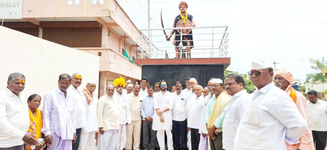 ರಾಯಣ್ಣ ಪುತ್ಥಳಿ ಆವರಣಕ್ಕೆ ತಡೆಗೋಡೆ ನಿರ್ಮಾಣ ಕಾಮಗಾರಿಗೆ ಪ್ರಣಯ ಪಾಟೀಲ ಚಾಲನೆ 