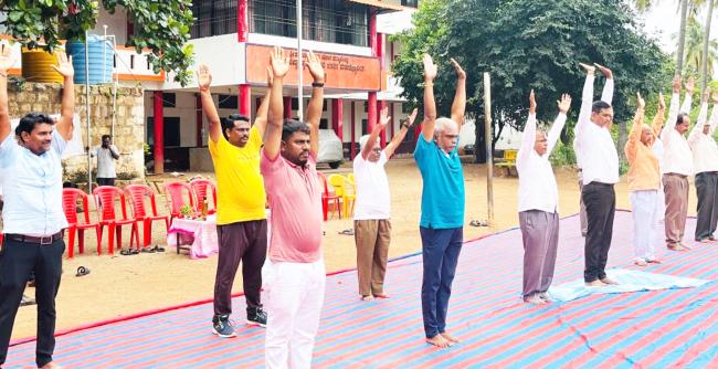 ಯೋಗದಿಂದ ರೋಗ ಮುಕ್ತ ಭಾರತ ನಿರ್ಮಾಣಕ್ಕೆ ಕೈಜೋಡಿಸಿ: ವಿರೂಪಾಕ್ಷಪ್ಪ ಮಾಮನಿ 