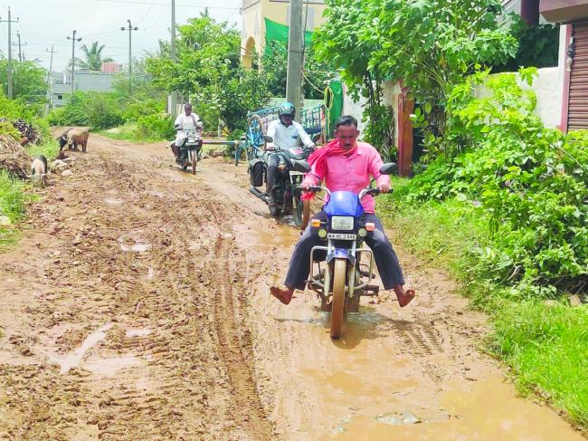 ಸತತ ಸುರಿಯುತ್ತಿರುವ ಮಳೆಯಿಂದ ರಸ್ತೆ ಸಂಪೂರ್ಣ ಹಾಳು: ಜನರ ಆಕ್ರೋಶ 