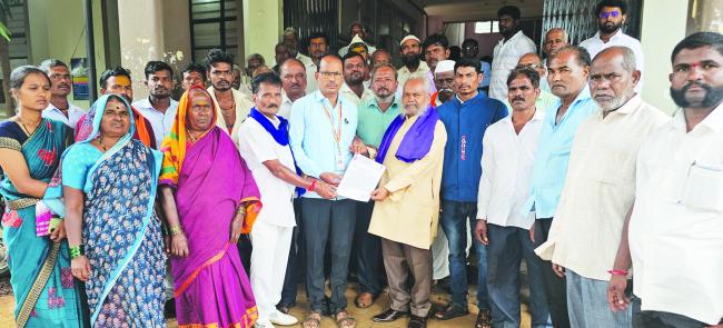 ಶಿರಢಾಣ ನದಿ ಪಾತ್ರದ ಜನರಿಗೆ ಸರಕಾರಿ ಗೈರಾಣ ಜಮೀನು ನೀಡಬೇಕು: ಶ್ರೀಕಾಂತ ತಳವಾರ 