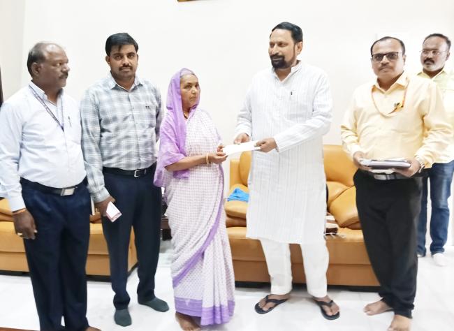 ಸಂತ್ರಸ್ಥ ರೈತರಿಗೆ ಶಾಸಕ ಸವದಿ ಸಹಾಯಧನ ವಿತರಣೆ