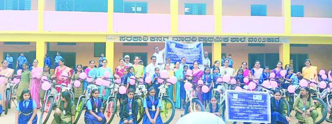 ಪ್ರತಿಭಾವಂತ ಬಾಲಕಿಯರಿಗೆ  ಉಚಿತ ಬೈಸಿಕಲ್ ವಿತರಣೆೆ  