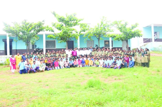 ಪ್ರೌಢಶಾಲೆಗೆ ಸ್ಮಾರ್ಟ್‌ ಬೋರ್ಡ್‌ ವಿತರಣೆ