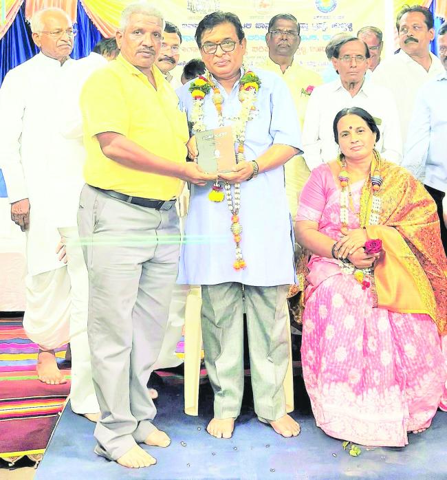 ಹಿತೈಸಿಗಳಾದ ಗದಿಗೆಯ್ಯ ವ್ಹಿ. ಹಿರೇಮಠ ಅವರಿಗೆ ಬಸವ ಪರಿಸರ ಸಂರಕ್ಷಣಾ ಸಮಿತಿಯ ವತಿಯಿಂದ ಮಾಲಾರೆ​‍್ಣ  