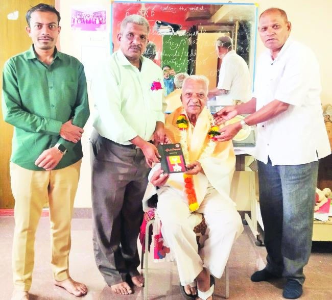 ಹಲವಾರು ವರ್ಷಗಳಿಂದ ಯೋಗವನ್ನು ಕಲಿಸುತ್ತಿರುವ, ಯೋಗ ಗುರು ಡಾ. ಈಶ್ವರ ಮೆಣಸಿನಕಾಯಿ ಅವರಿಗೆ ಸನ್ಮಾನ 