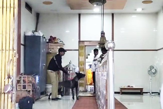 ಪೊಲೀಸ ಠಾಣೆ ಪಕ್ಕದಲ್ಲಿ ಕಳ್ಳರ ಕೈ-ಚಳಕ 