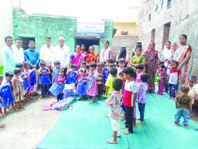 ಸಿಸ್ಟರ್ ನಿವೇದಿತಾ ಪಬ್ಲಿಕ್ ಶಾಲೆಯಲ್ಲಿ ಉಚಿತ ಶಾಲಾ ಬ್ಯಾಗ ವಿತರಣೆ 