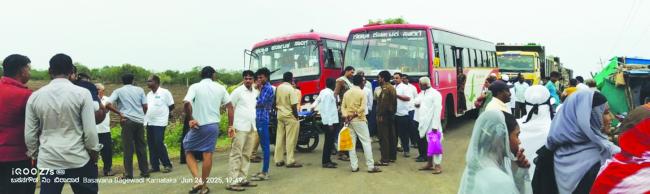 ಹೊಲಕ್ಕೆ ದಾರಿ ಬಿಡಿಸಿಕೊಡಲು ಆಗ್ರಹಿಸಿ ರಸ್ತೆ ಬಂದ್ ಮಾಡಿ ಪ್ರತಿಭಟನೆ  