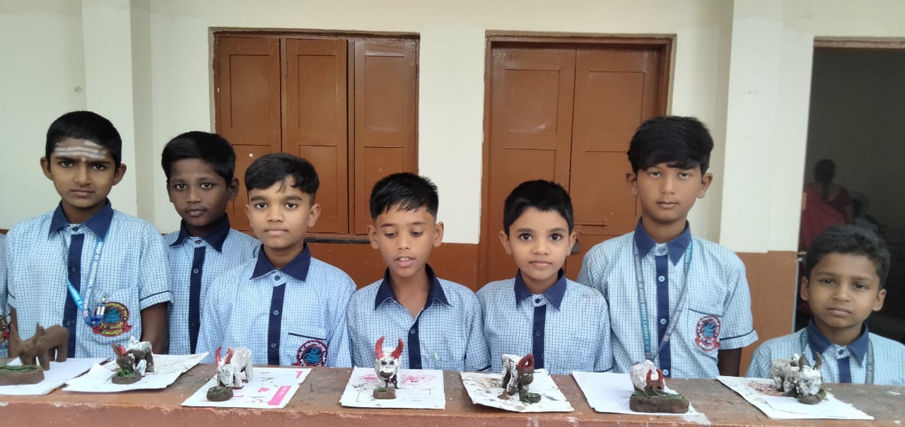 ಮಣ್ಣೆತ್ತಿನ ಅಮಾವಾಸ್ಯೆ ನಿಮಿತ್ಯ ಎತ್ತಿನ ಮೂರ್ತಿ ತಯಾರಿಸಿದ ಶಾಲಾ ವಿದ್ಯಾರ್ಥಿಗಳು 