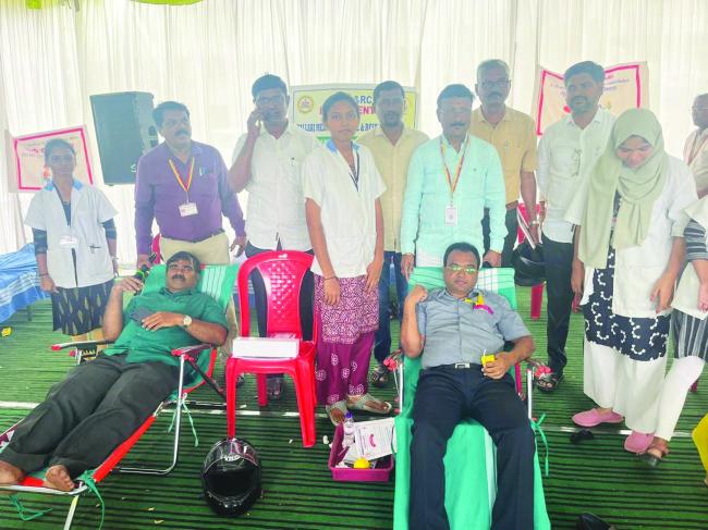 ಸರ್ಕಾರಿ ನೌಕರರ ಸಂಘ ಬಳ್ಳಾರಿ ಜಿಲ್ಲಾ ಶಾಖೆಯ ಪದಾಧಿಕಾರಿಗಳಿಂದ ರಕ್ತದಾನ