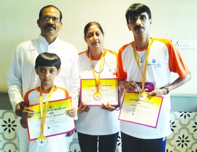 108 ಸೂರ್ಯ ನಮಸ್ಕಾರ ಅಭಿಯಾನ  300ಕ್ಕೂ ಅಧಿಕ ಸೂರ್ಯನಮಸ್ಕಾರಗಳ ಅದ್ಭುತ ಸಾಧನೆ ಮಾಡಿದ ಜೋಶಿ ಕುಟುಂಬ 