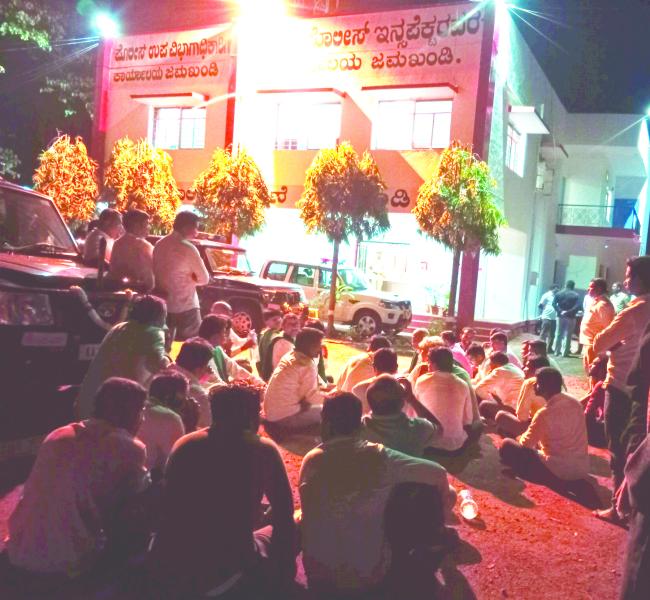 ವ್ಯಕ್ತಿಯೊರ್ವನ ಮೇಲೆ ಪೊಲೀಸ್ ಅಧಿಕಾರಿಗಳಿಂದ ಹಲ್ಲೆ: ತಡರಾತ್ರಿ ರೈತರಿಂದ  ಧಿಡೀರ ಪ್ರತಿಭಟನೆ 