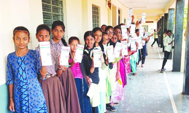 ಸರ್ಕಾರಿ ಪ್ರೌಢಶಾಲೆಯಲ್ಲಿ ಶಾಲಾ ಸಂಸತ್ ಚುನಾವಣೆ:  ಮತಹಾಕಿ ನೈಜ ಅನುಭವ ಪಡೆದ ವಿದ್ಯಾರ್ಥಿಗಳು 