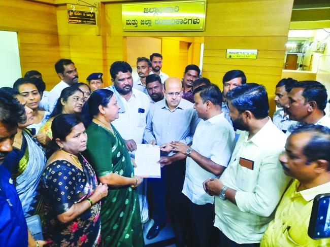 ಅಕ್ರಮ ಮರಳು ಸಾಗಾಟ ತಡೆಯಿರಿ ಬಿಜೆಪಿ ನಿಯೋಗದಿಂದ ಡಿಸಿ, ಎಸ್ಪಿಗೆ ಮನವಿ 