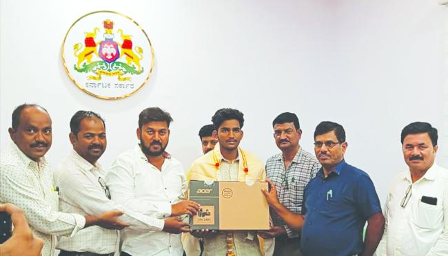 ಎಸ್ಸೆಸ್ಸೆಲ್ಸಿ ಕನ್ನಡದಲ್ಲಿ ಹೆಚ್ಚು ಅಂಕ ಲ್ಯಾಪ್ ಟಾಪ್ ವಿತರಣೆ  