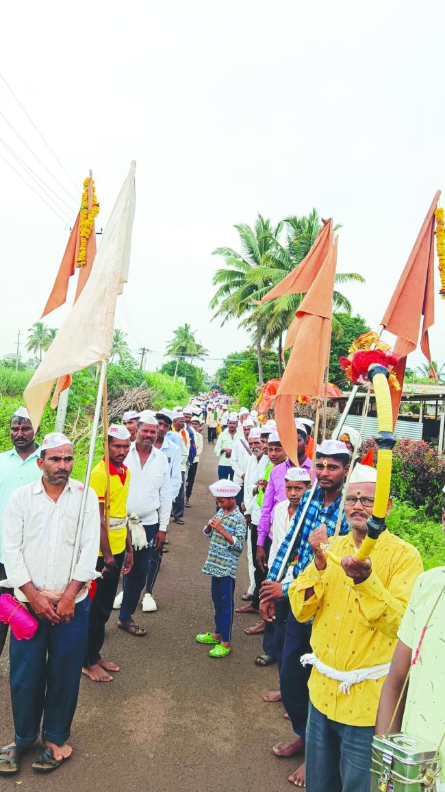 ರಾಮ ಕೃಷ್ಣ ಹರಿ ಅನ್ನುತ್ತಾ ಪಂಡರಪುರಕ್ಕೆ ತೆರಳುತ್ತಿರುವ ಕೌಜಲಗಿ ಹಾಗೂ ಉಳವಿಯ ದಿಂಡಿ ಪಾದಯಾತ್ರೀಕರು  