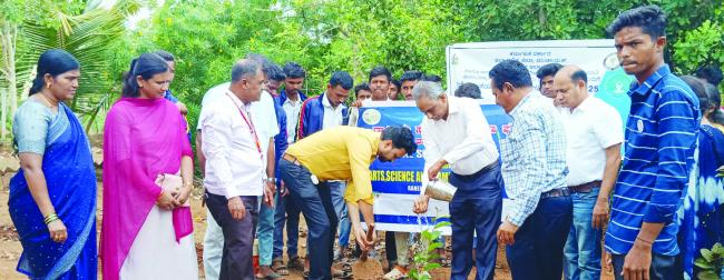 ಗಿಡ ನೆಟ್ಟು ಪೋಷಿಸುವ ಮೂಲಕ ಪರಿಸರ ಕಾಪಾಡುವಲ್ಲಿ ಪ್ರತಿಯೊಬ್ಬರು ಕಂಕಣಬದ್ಧರಾಗಬೇಕು
