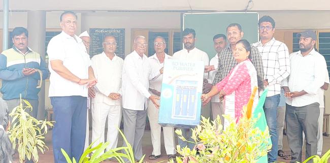 ಹಳೆ ವಿದ್ಯಾರ್ಥಿಗಳಿಂದ ಶಾಲೆಗೆ ಶುದ್ಧ ಕುಡಿಯುವ ನೀರಿನ ಘಟಕ 